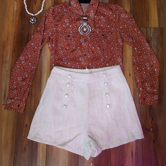 Women's Elegant Woven Double Breasted button shorts brand new in boutique - Picture 6 of 7